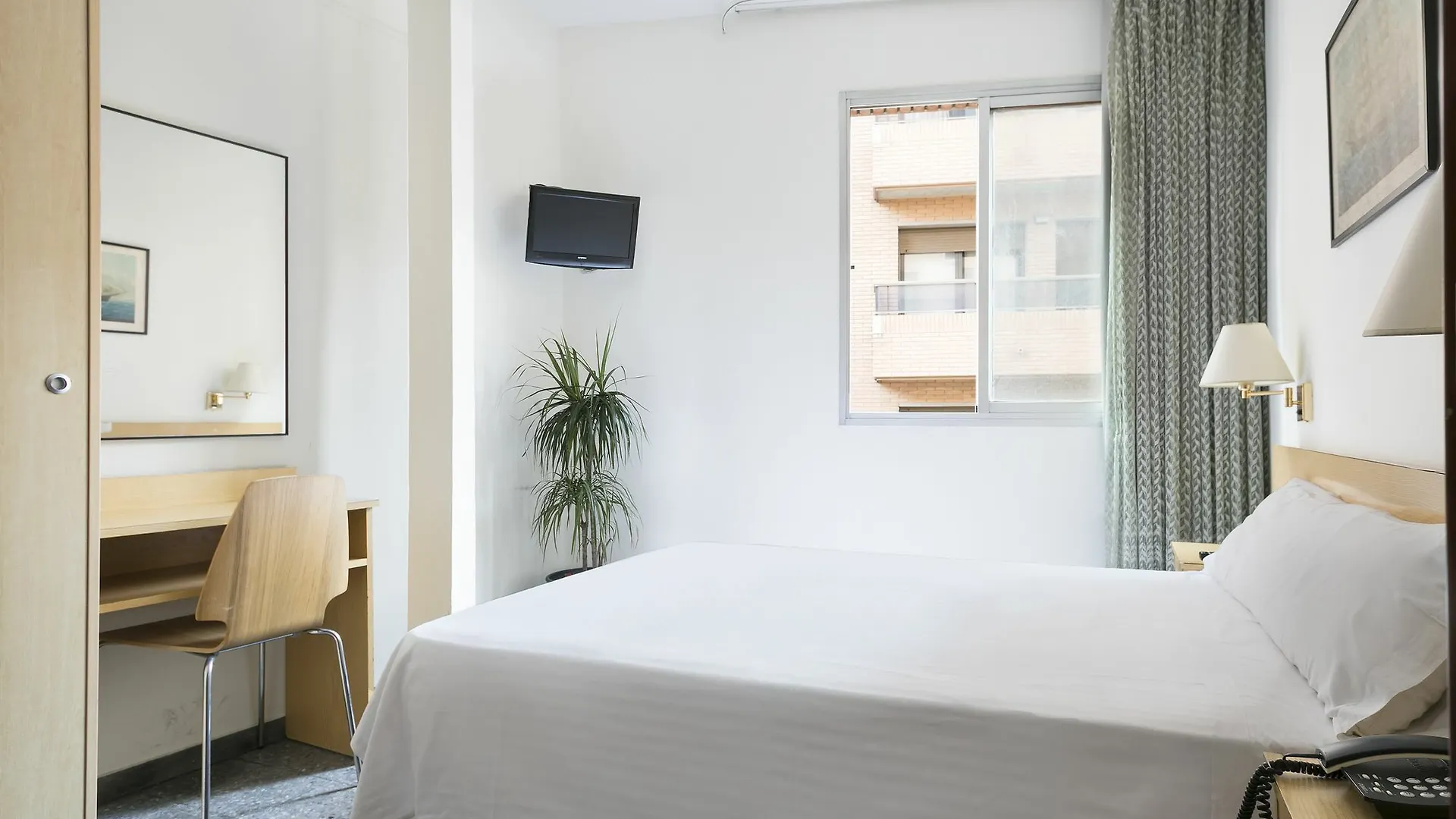 Hotel Climent contacts